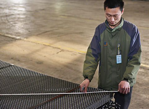 Diagonal Inspection of Mesh Sheet Before Delivery